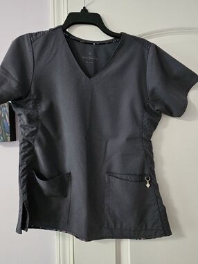Vera Bradley Black V-Neck Scrub Top with Quilted Side Panels. Size Small